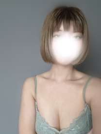 �\��